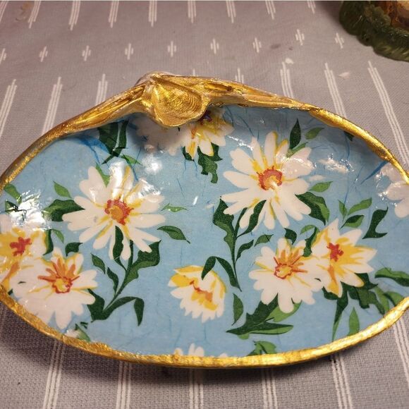 DECOUPAGE CLAM SHELL DECOUPAGE WHITE DAISY'S ON A CLAM SHELL TRINKET DISH - Picture 4 of 10